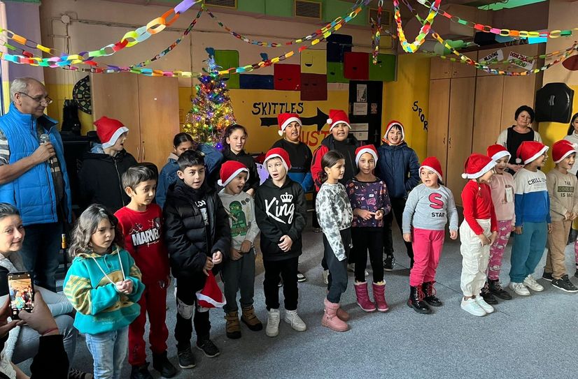 Die Kinder singen Weihnachtslieder zur Nikolausfeier.