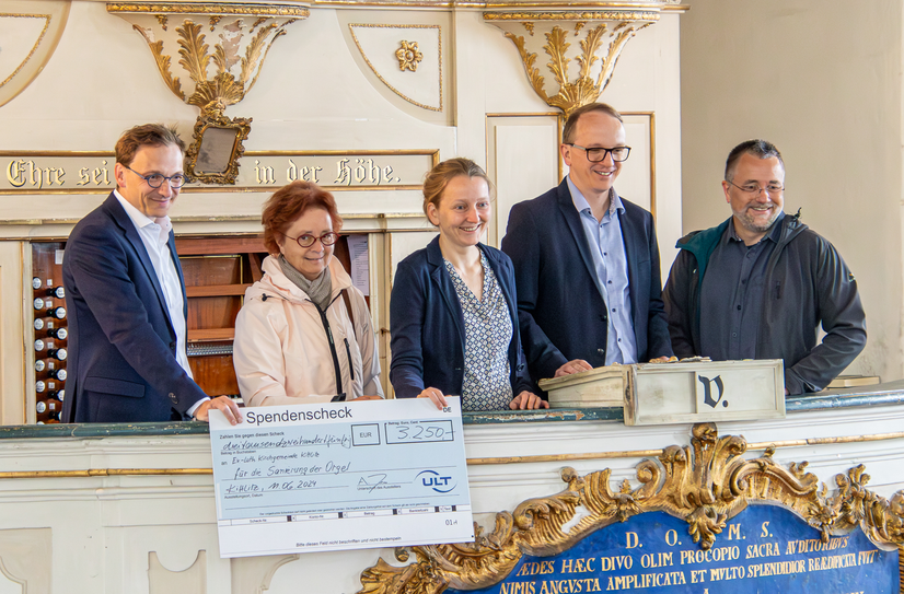 Von links: Dr. Stefan Jakschik, ULT; Annette Wiedemuth, Freundeskreis Orgelspende; Pfarrerin Elisbeth Süßmitt; Alexander Jakschik, ULT und Steffen Peschel, Freundeskreis Orgel.  Foto: ULT