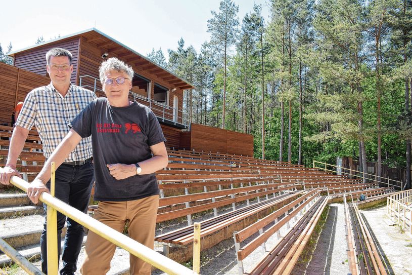 Sebastian Pietsch (links) von der Stadtverwaltung und Uwe Hänchen von der Spielgemeinschaft »Gojko Mitic« gaben einen Rundgang auf dem Areal der umgebauten Waldbühne Bischofswerda.