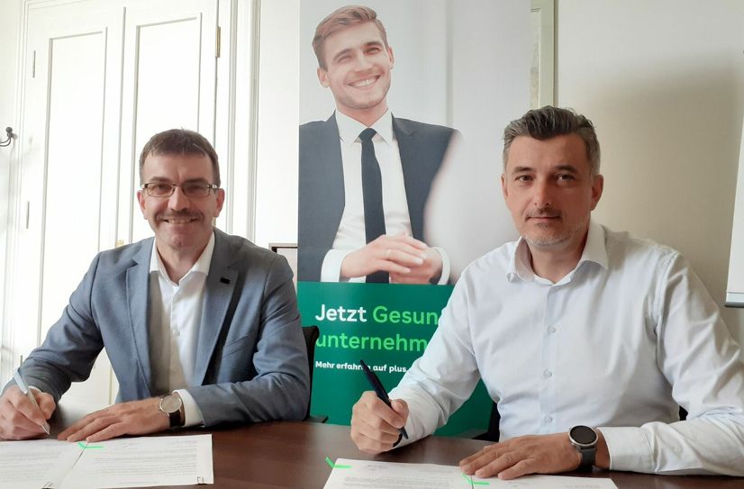 Jörg Szewczyk und René Schaarschmidt unterzeichnen die neue Kooperation.
