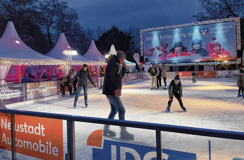 Die Riesaer Volksbank-Eisbahn an der Freitreppe am Kloster hat bis ins neue Jahr geöffnet.