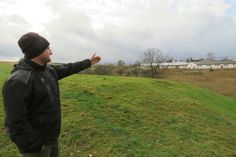 Mathias Mitzscherling, Mitglied der Bürgerinitiative und einer der betroffenen Anwohner, weist seit Jahren auf die Mängel in der Schweinemastanlage im Stolpener Ortsteil Langenwolmsdorf hin.