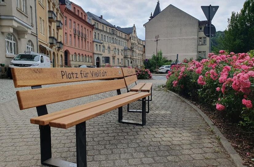 Die »Vielfaltbank« bietet einen schönen Blick auf den blühenden Schillerplatz.