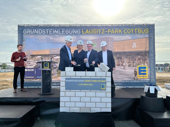 Heino Schmidt (Expansion EDEKA Minden-Hannover), Susann Budras (stellvertretende Hauptgeschäftsführerin
IHK Cottbus), Dirk Große-Wortmann (Vertriebsgeschäftsführer EDEKA Minden-Hannover) und
Marcus Koinzer (Geschäftsführer der Domowina e.V.) gaben mit der Legung des Grundsteins den Startschuss
für den ersten Bauabschnitt (v.L.).