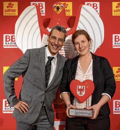 Zufrieden und dankend nahm die Herzbergerin Giulia Heyde die angefertigte Skulptur und die Auszeichnung »BB RadioHörer Heldin 2023« gern persönlich entgegen. Foto: Mario Firyn