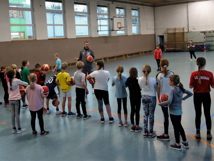 Trainer Robert Lüneburg erklärt den Mädchen und Jungen der 4. Klassen der Grund- und Oberschule »Mina Wikojc« die nächste Basketballübung.