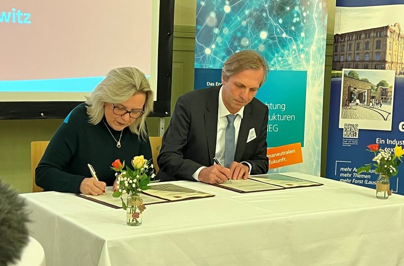 Beim Neujahrsempfang unterzeichneten Bürgermeisterin Simone Taubenek und Prof. Dr. Mario Ragwitz vom Fraunhofer IEG Cottbus den Letter of Intent »Zukunftslabor im neuen Museum«.