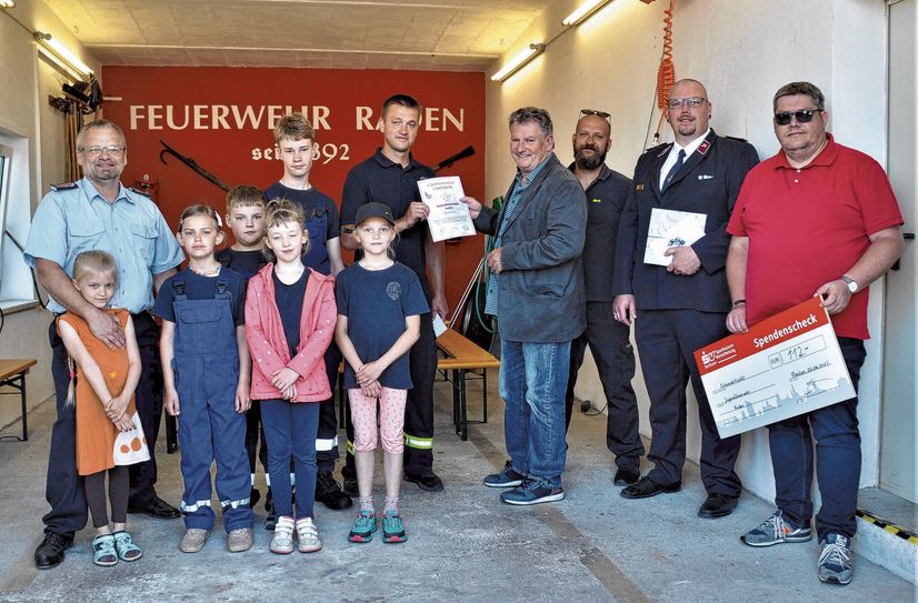 Der stellvertretende Jugendwart Patrick Müller nimmt von Bürgermeister Bernd Schuster die Gründungsurkunde der Jugendfeuerwehr Raden entgegen.