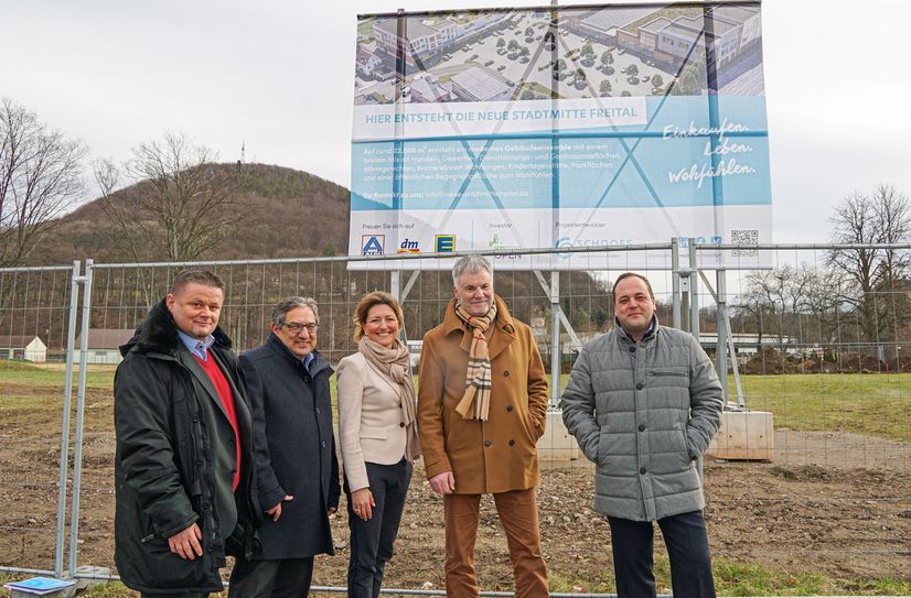 Am neuen Bauschild: Andreas Marx (Leiter Immobilien und Expansion Aldi Nord), Mohamed Younis (Geschäftsführer der Schoofs Immobilien GmbH), Teodora Ciota (Projektleiterin Projektentwicklung bei Schoofs Immobilien GmbH), Oberbürgermeister Uwe Rumberg und Jan Hasek (Regionalleiter Edeka Expansion Nordbayern-Bayern-Thüringen, v.l.n.r.).