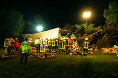 Sowohl der LKW als auch der Transporter kamen von der Fahrbahn ab und landeten im Gebüsch.