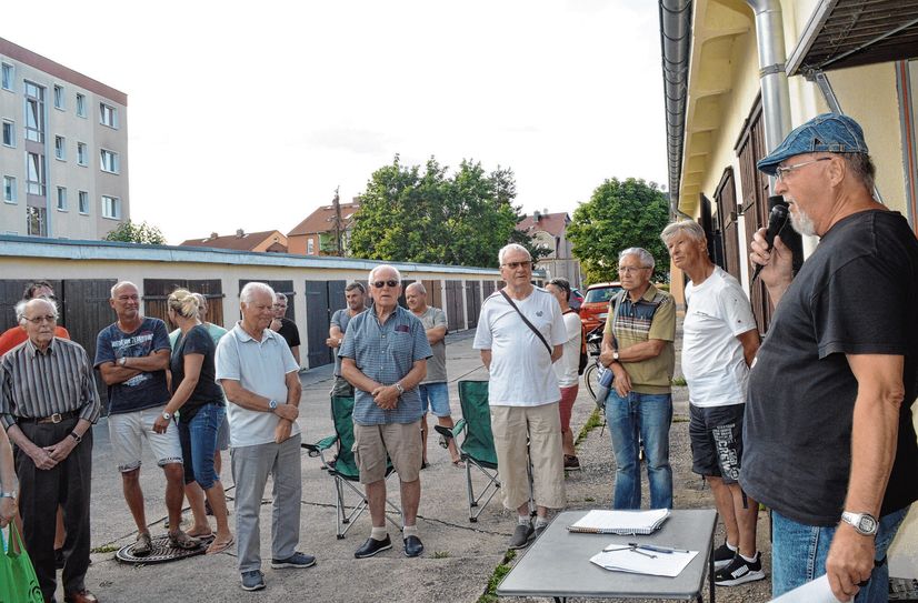 Bernd Ueberfuhr erklärte den Garagennutzern alle ins Auge gefassten Varianten der weiteren Vorgehensweise in der Arbeitsgruppe.