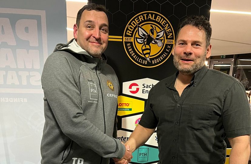 Michael Galia (l.) mit Sportvorstand Andreas Baier.
 Foto: HC Rödertal