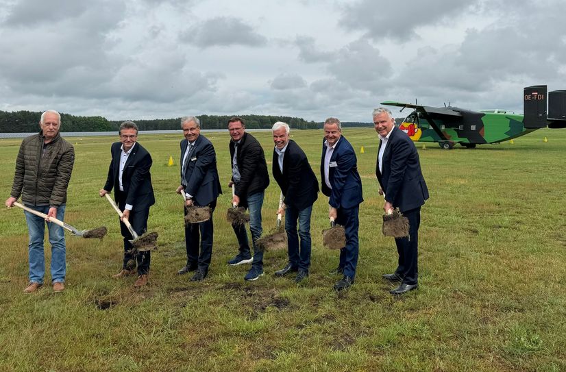 V.r.: Lausitzbeauftragter Dr. Klaus Freytag, Jens Krause (IHK Cottbus), Helmut Rauer (stellv. Aufsichtsratsvors. Flugplatzgesellschaft), Andreas Schiemenz (Planungsbüro), Landrat Harald Altekrüger, Torsten Schwieg (Geschäftsführer Flugplatzgesellschaft) und Christoph Penitzka (Gemeindevertreter Neuhausen/Spree).