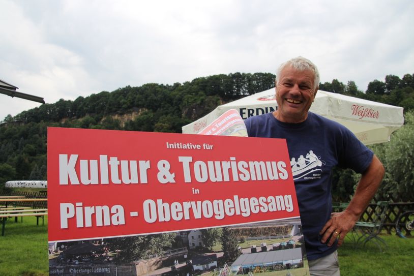 Das Lachen hat Walter Matzke nicht verlernt. Er lässt sich nicht unterkriegen und will nun eine Kulturhalle bauen, gleich neben dem beliebten Biergarten.  Foto: Schramm