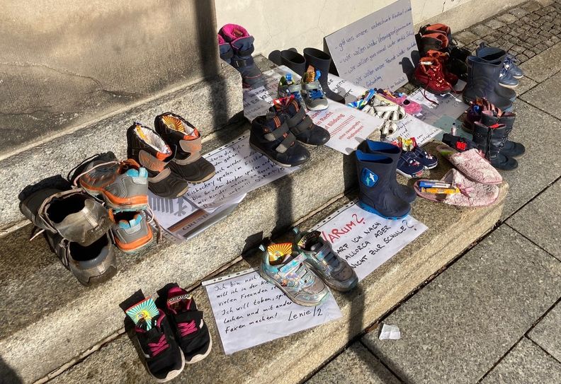 Schuhe und Botschaften vor dem Rathaus Weißwasser. Foto. Stadtverwaltung