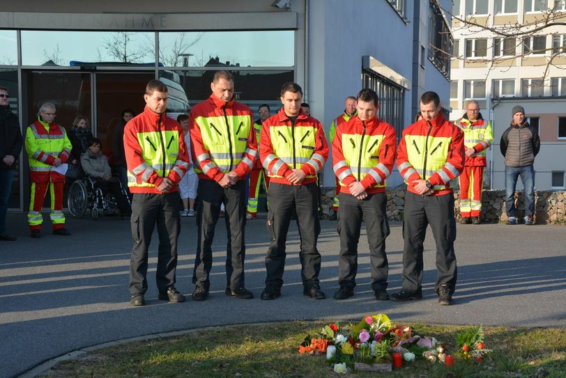 Nach Bekanntwerden des Unglücks kamen Kollegen, Freunde und Wegbegleiter des Mediziners zu einer spontanen Gedenkstunde an der Spremberger Notaufnahme zusammen. Foto: D. Bogott