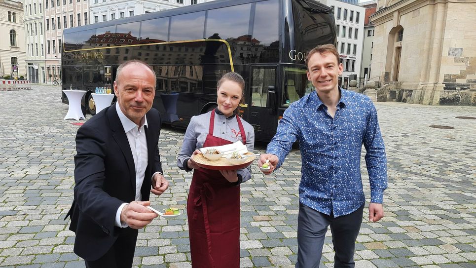 Udo (li.) und Louis Tränkner mit Eventköchin Verena Leister.