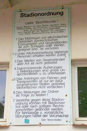 Die alte Stadionordnung hängt noch am angestammten Platz. Sie gilt noch!