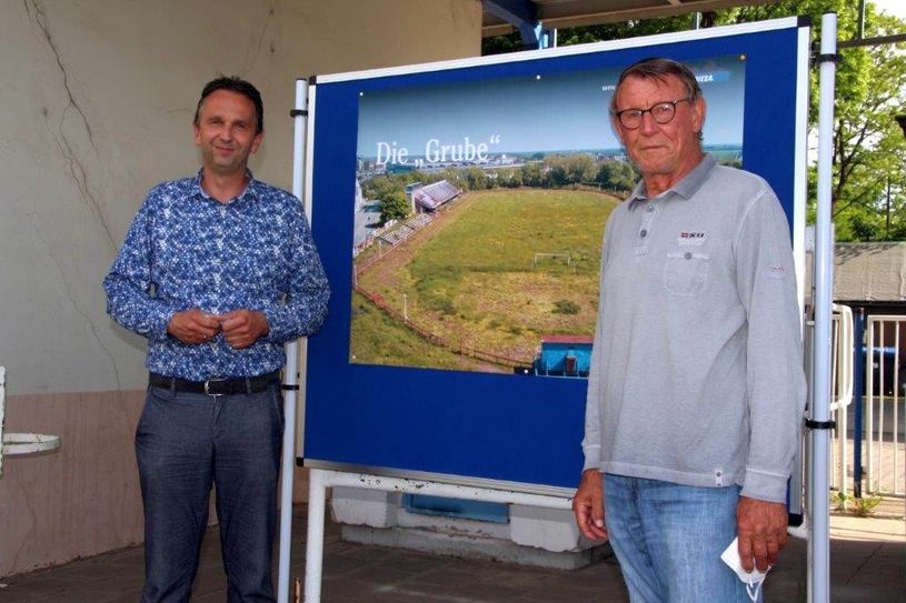 Oberbürgermeister Marco Müller und ehemaliger Torhüter Wolfgang Scharf bei der Ideensuche für eine neue Nutzung.