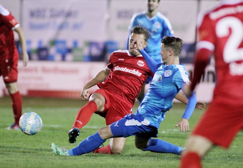 Zweikampf im Mittelfeld zwischen Franz Pfanne (links, Bautzen) und dem Torschützen des 1:0 für Nordhausen Daniel Hägler (rechts, Nordhausen). Foto: Torsten Zettl