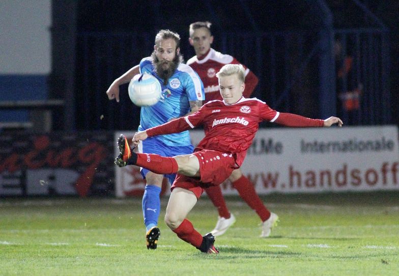 Erfahrung trifft auf Jugend: Zweikampf zwischen Marco Sailer (links, Nordhausen) Josef Müller (rechts, Bautzen). Foto: Torsten Zettl