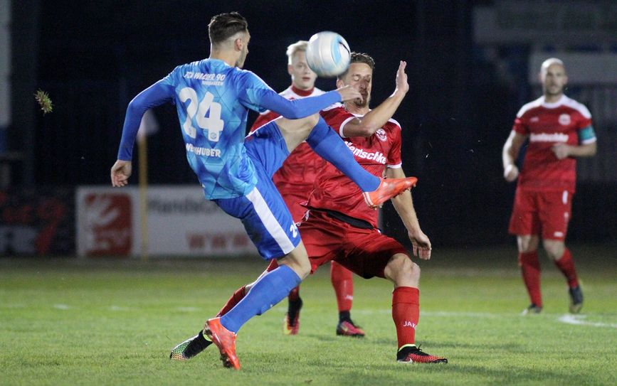 Bautzen kam nach 20 Minuten besser ins Spiel, was zahlreiche Zweikämpfe im Mittelfeld hervorbrachte: Hier zwischen Kevin Nennhuber (links, Nordhausen) und Martin Hoßmang (rechts, Bautzen). Foto: Torsten Zettl