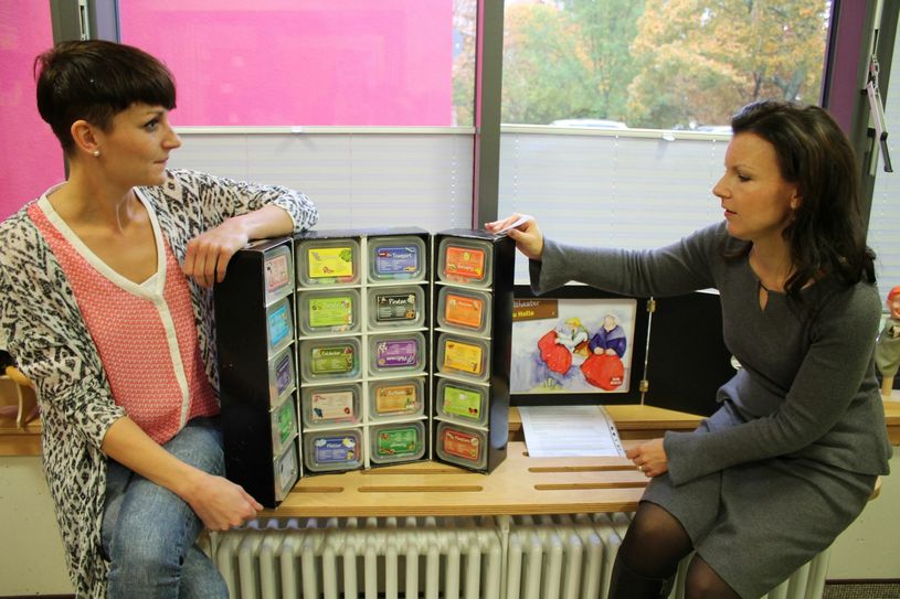 Spracherzieherin Anika Jente (li.) stellt Jana Schimke verschiedene Varianten für Sprachförderung vor. Foto: FF