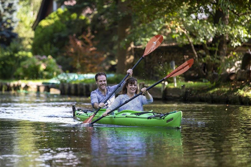 Aktiv unterwegs im Spreewald. Foto: Spreewald-Touristinfo Lübbenau e.V./ Manuel Frauendorf