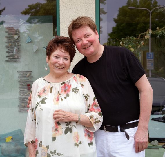 Friseurmeisterin Renate Rossow mit ihrem Sohn Dirk Rossow. Foto: HWK Cottbus