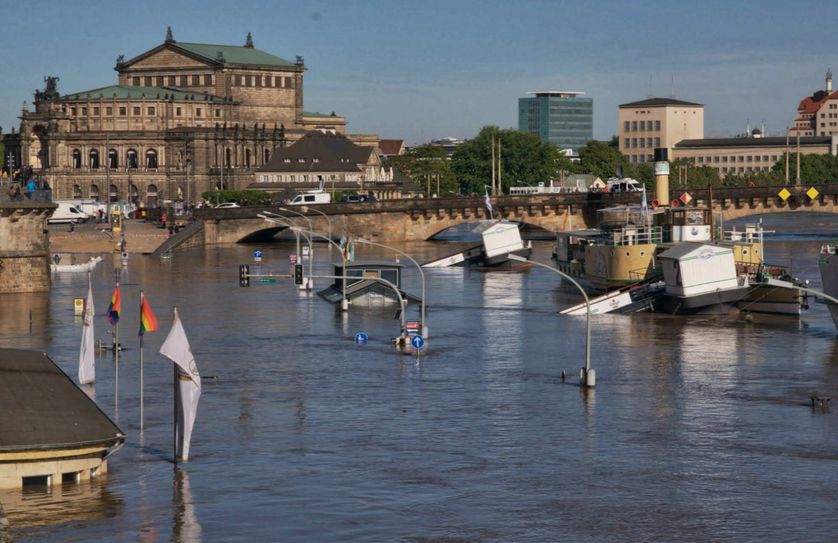 Hochwasser 2013 – Blick von der Brühlschen Terrasse zur Semperoper. Unter den Wassermassen befindet sich das Terrassenufer, dieses war 2002 wie 2013 völlig überflutet. Foto: Büttner