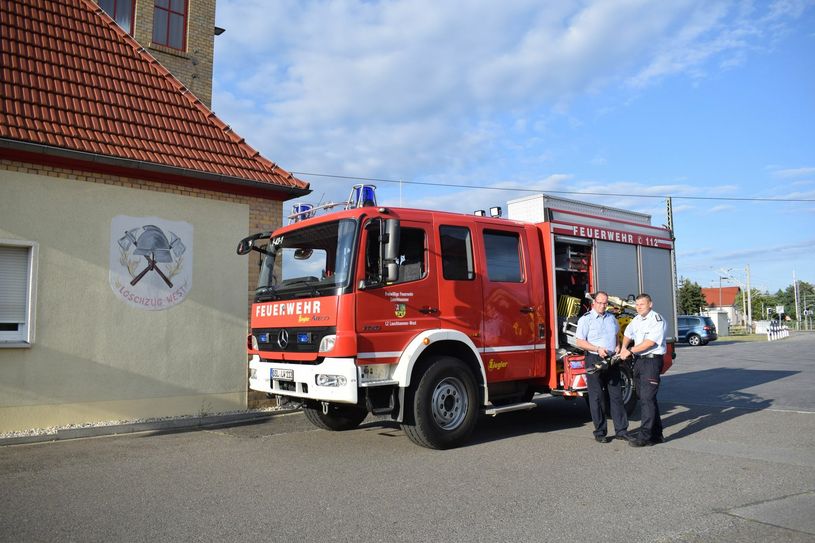 Jugendfeuerwehrwart Ronny Krettek und Zugführer René Hadlich von der Freiwilligen Feuerwehr Lauchhammer West. Foto: asl