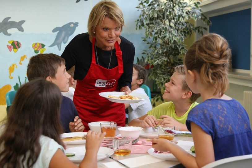 Uschi Glas gründete 2009 den Verein »brotZeit«, hier in einer Grundschule in Pirna. Foto: D. Förster