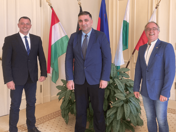 Vize-Landrat Udo Witschas trifft Botschaftsrat Dr. Irakli Shurghulaia, Abteilungsleiter der Georgischen Botschaft und Unternehmer und Initiator Jens Günther. (v.l.)
