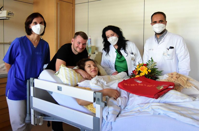 v.l.n.r. Hebamme Romy Burckhardt, die Eltern David und Stefanie Wackwitz, Klinikdirektorin Prof. Pauline Wimberger und Prof. Cahit Birdir.