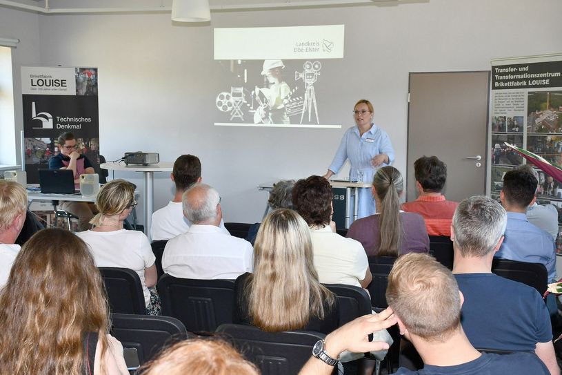 Marketingkoordinatorin Janine Kauk begrüßte rund 50 Interessenten in der „Louise“ zur Infoveranstaltung Filmdrehort Elbe-Elster. Foto: Pressestelle Kreisverwaltung/ Torsten Hoffgaard