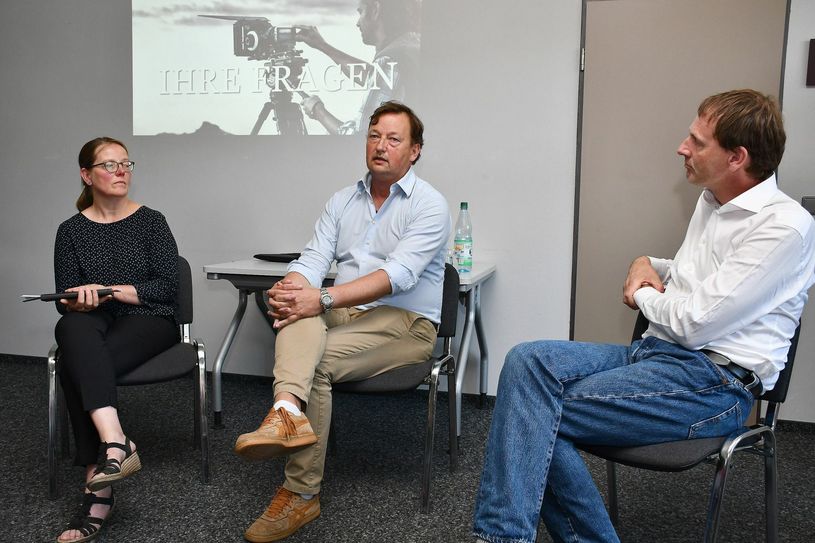 Wie gelingt es, Drehort zu werden, was sucht die Filmwirtschaft, und welcher Mehrwert kann aus einer Produktion entstehen – Fragen, die im Talk mit Christiane Raab und den Locationscouts Markus Bensch und Tobias Palmer (v.l.n.r.) geklärt wurden. Foto: Pressestelle Kreisverwaltung/ Torsten Hoffgaard