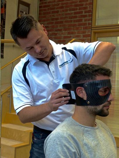 ‚Masken-Macher‘ Marcel Lehnigk bei der Arbeit. Foto: PR