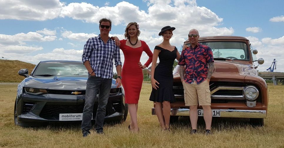 Die Macher der US Car Convention: Matteo Böhme (li.), Mathias Lindner (re.) und die Pin Up Girls Maria (rotes Kleid) und Nicole (schwarzes Kleid) posieren vor amerikanischen Straßenkreuzern. Fotos: Büttner