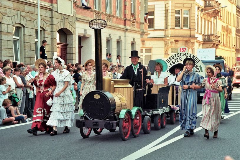 Der neue Festumzug ist abgesichert. Er soll ebenso Kostüm- und Requisitenfreudig veranstaltet werden wie im Jahre 1999 beim Tag der Sachsen in Riesa - auch wenn er etwas kürzer ausfallen wird. Foto: Archiv-Woku