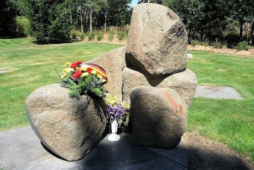 Ein Blumengebinde erinnert an der Stätte an das Grauen.  Foto: Fiedler