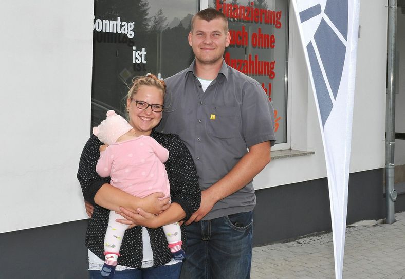 Enrico Liepack (rechts) hat gemeinsam mit seiner Lebenspartnerin Fanny Horn und Töchterchen Carolin (sieben Monate) den Schritt von Stralsund nach Lauchhammer gewagt, um das Autohaus des verstorbenen Vaters wieder aufzubauen. Foto: Peter Aswendt