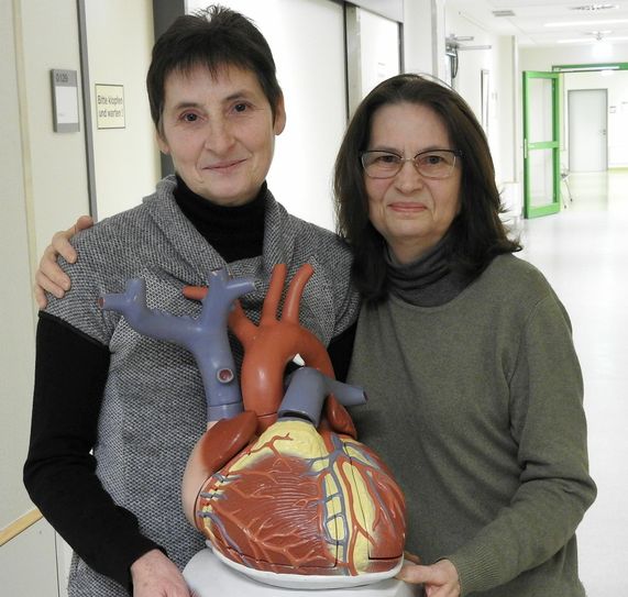 Lilli Kuhn (li., 59) und ihre Schwester Olga Hilz (66) sind am Leben, weil zwei andere Frauen zu Lebzeiten entschieden haben, Organspenderinnen zu werden. »Wir sind so dankbar«, sagen die beiden. Foto: cpö