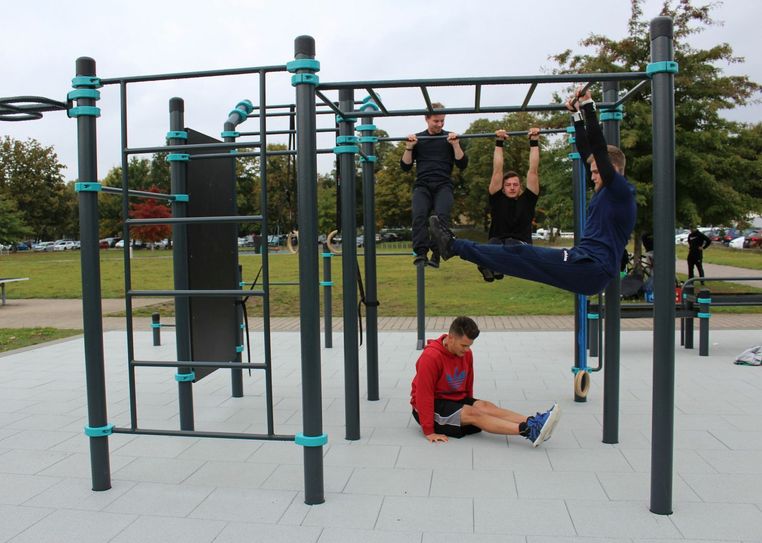 Die Calisthenics-Anlage im Sportpark Ostra erfreut sich bei gutem Wetter großer Beliebtheit bei den Kraftsportlern. Foto: LHD