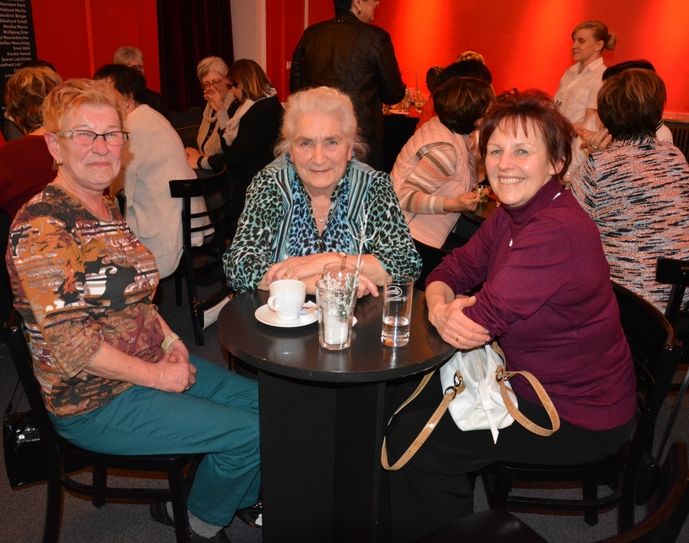 Foto 2: Drei der „Grüne Damen“ (v.l.n.r. Bettina Kaufke, Renate Kolata, Kerstin Tischer) und ein „Grüner Herr“ (nicht im Bild) waren erstmals beim Neujahrsempfang dabei (Foto: Niederlausitzer Netzwerk Gesunde Kinder, Anne Herrmann)