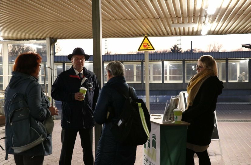 Am Infostand auf dem Bahnhof kam Bürgermeister Fred Mahro mit Pendlern ins Gespräch.