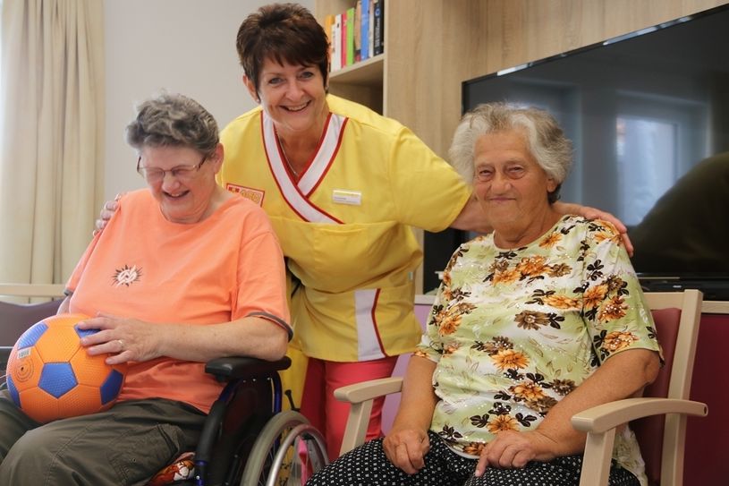 Monika Buchheim, Betreuerin Sibylle Schröder und Inge Bettzüge (v.l.), hier in der Tagespflege Radeburg, die ebenfalls vom ASB Dresden Kamenz betrieben wird.          Foto: PR