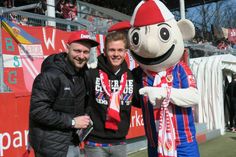 Erinnerungsfoto vor der Nordwand: WochenKurier-Leser Julian Pink (Mitte), Stadionsprecher Benni Hantschke und FCE-Maskottchen Lauzi. Foto: jho