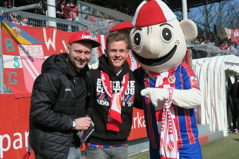 Erinnerungsfoto vor der Nordwand: WochenKurier-Leser Julian Pink (Mitte), Stadionsprecher Benni Hantschke und FCE-Maskottchen Lauzi. Foto: jho