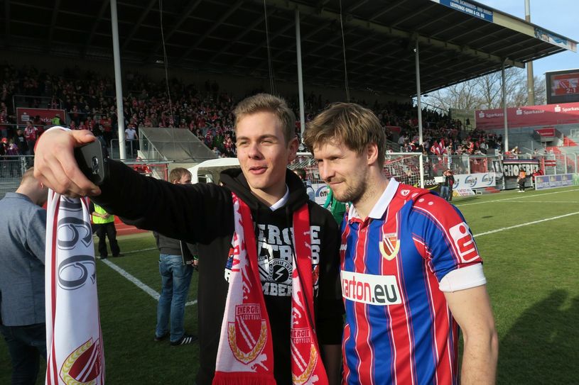 Nach der Partie nahm sich Torschütze und FCE-Kapitän Marc Stein Zeit für ein Selfie mit Julian. Foto: jho
