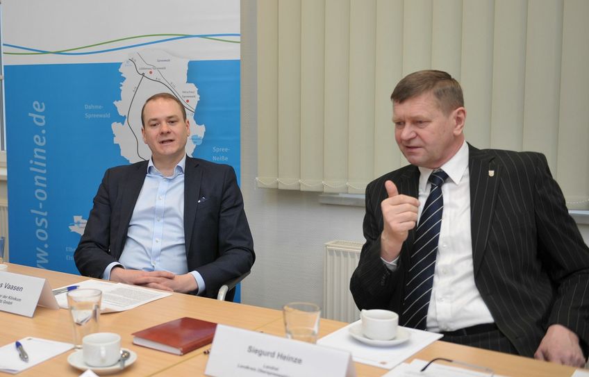 Klinikum Geschäftsführer Tobias Vaasen (l.) gibt gemeinsam mit Landrat Siegurd Heinze (r.) den Beschluss des Kreistages sowie die Strategie zum Fortbestand des Klinikums Niederlausitz bekannt. Foto: Peter Aswendt